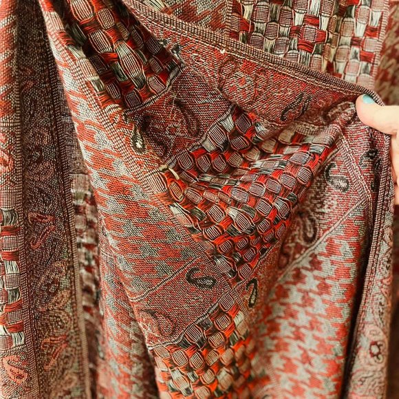 Beautiful Large Scarf/Wrap/Shawl in Stunning Colors - Picture 3 of 3